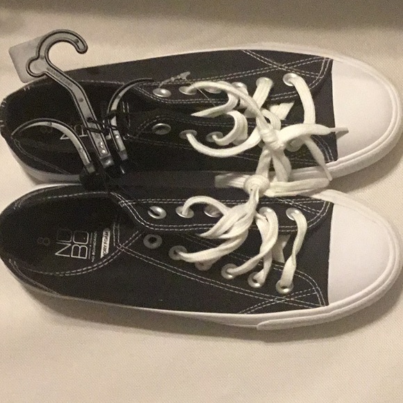 Black and white sneakers - Picture 2 of 3